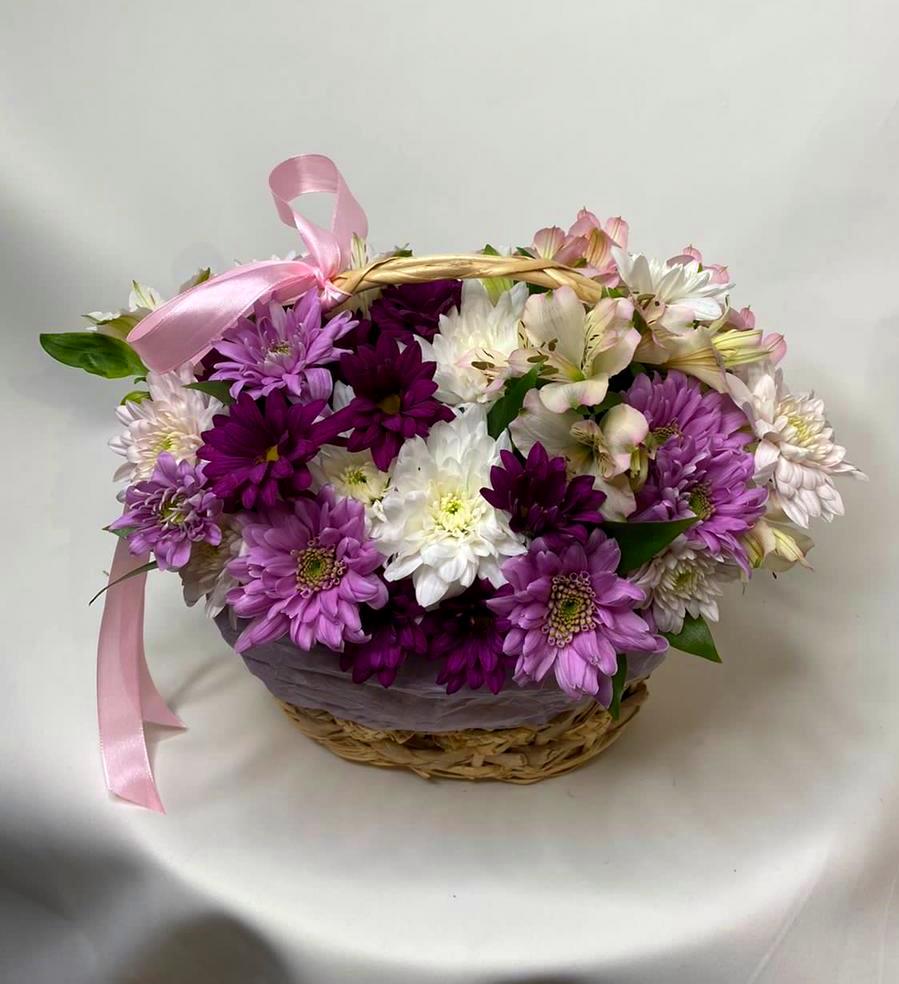 Цветочная композиция из Хризантемы и Альстромерии в корзине в Новую
