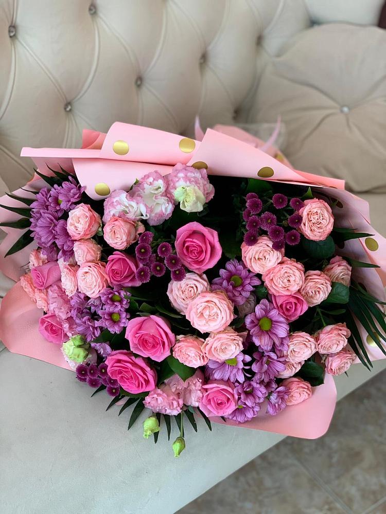 Букет цветов из: Хризантемы, Розы и Лизиантусы в Новую