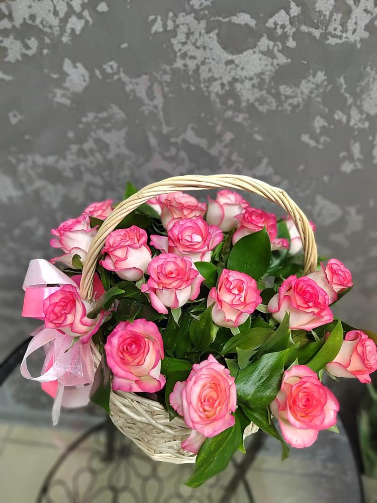 Цветочная композиция из Розы в корзине в Новую