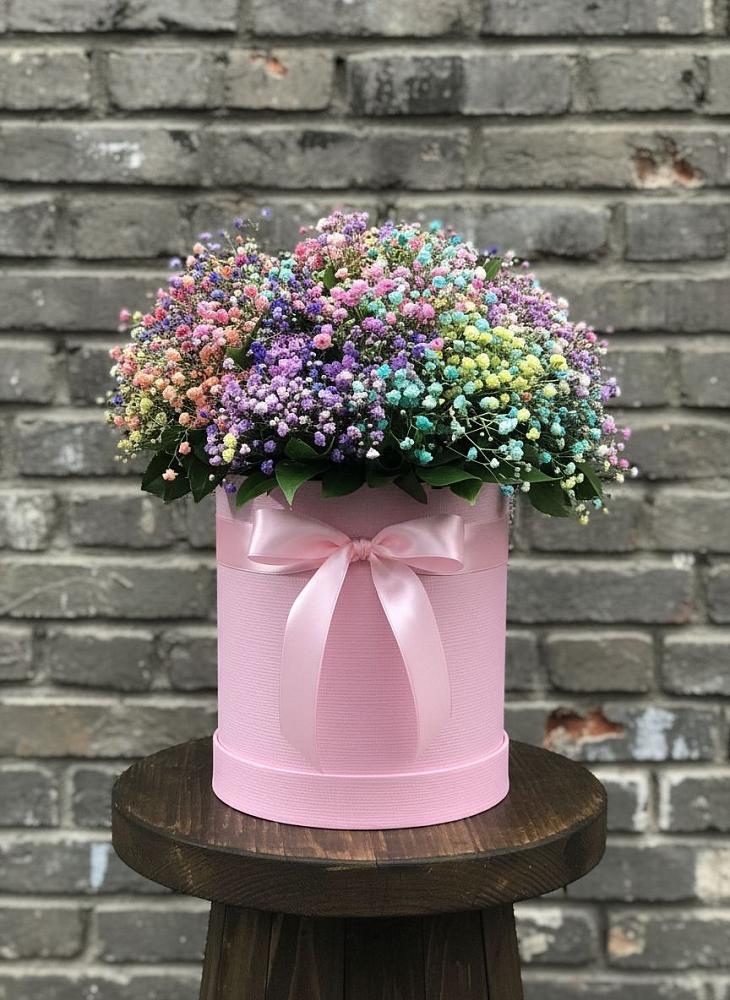 Цветочная композиция из Гипсофила и Розы в шляпной коробке в Новую