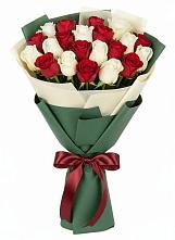 Букет Микс из красных и белых роз в Новую