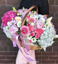 Композиция солнечный день в Новую Цветочная композиция из Розы, Хризантемы, Пионы и Лизиантусы в корзине в Новую