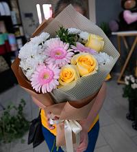 Букет цветов из:  Герберы, Розы и Хризантемы в Новую