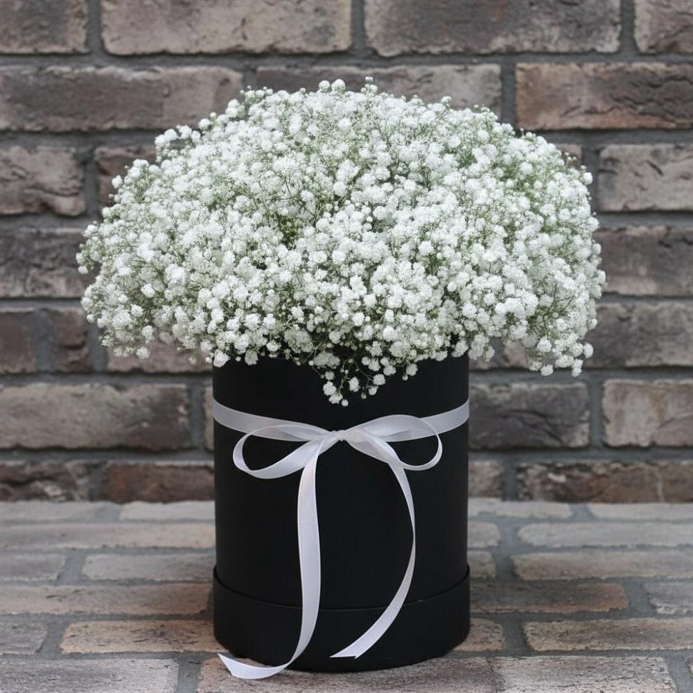 Цветочная композиция из Гипсофила в шляпной коробке в Новую