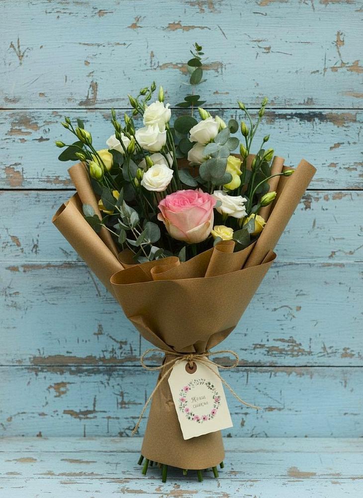 Букет цветов из: Розы и Лизиантусы в Новую