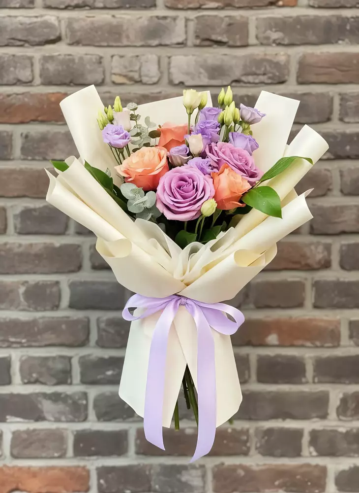 Букет цветов из: Лизиантусы и Розы в Новую