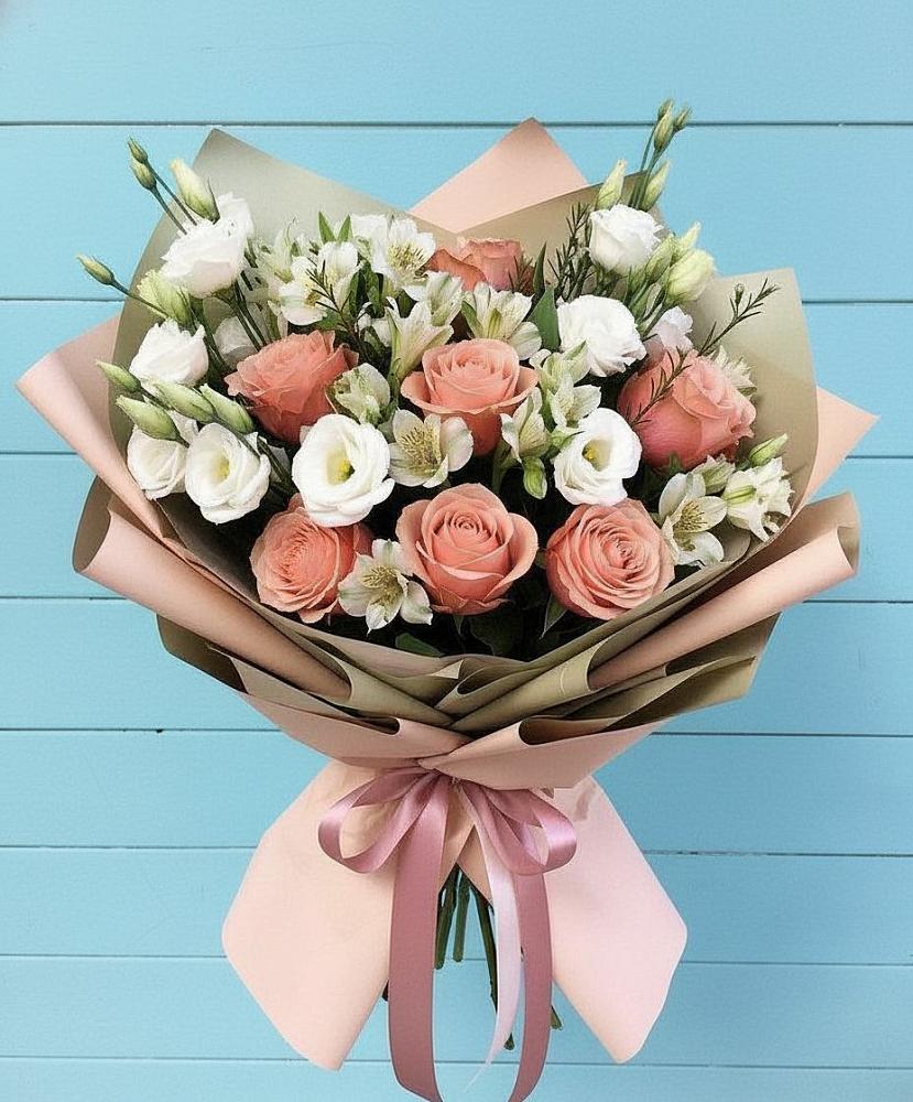 Букет цветов из: Розы, Альстромерии и Лизиантусы в Новую