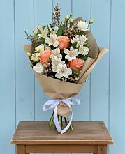 Букет цветов из:  Альстромерии, Лизиантусы, Розы и Хризантемы в Новую