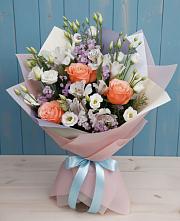 Букет цветов из:  Лизиантусы, Розы, Альстромерии и Гипсофила в Новую