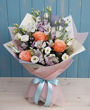 Букет цветов из:  Лизиантусы, Розы, Альстромерии и Гипсофила в Новую