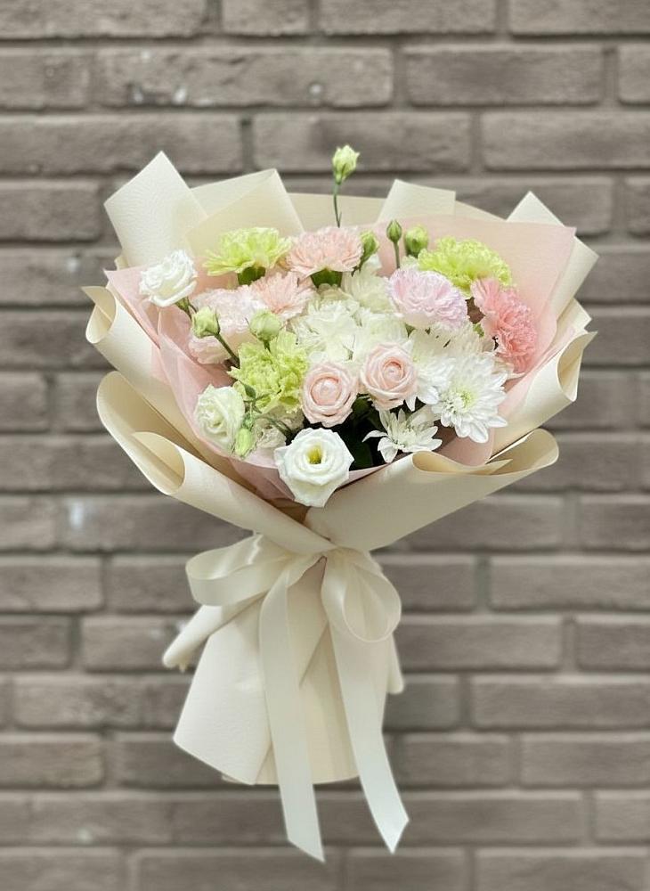 Букет цветов из: Гвоздики, Розы, Лизиантусы и Хризантемы в Новую
