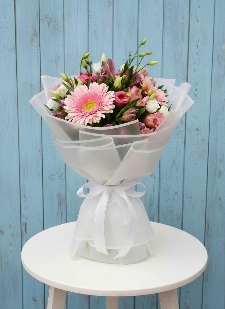 Букет цветов из: Герберы, Альстромерии и Лизиантусы в Новую