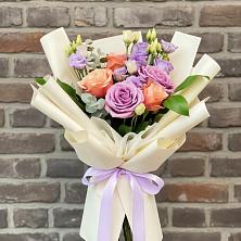 Букет цветов из:  Лизиантусы и Розы в Новую