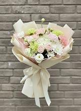 Букет цветов из:  Гвоздики, Розы, Лизиантусы и Хризантемы в Новую