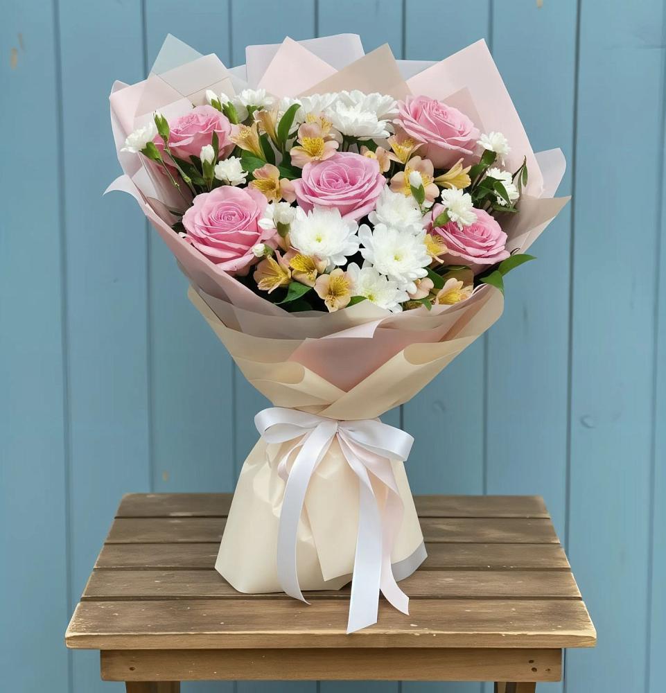 Букет цветов из: Гвоздики, Орхидеи и Розы в Новую