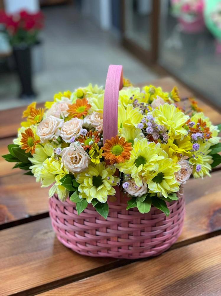 Цветочная композиция из Хризантемы и Розы в корзине в Новую