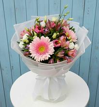 Букет цветов из:  Герберы, Альстромерии и Лизиантусы в Новую