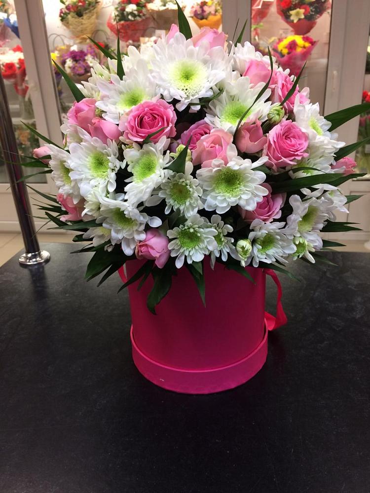 Цветочная композиция из Розы и Хризантемы в шляпной коробке в Новую