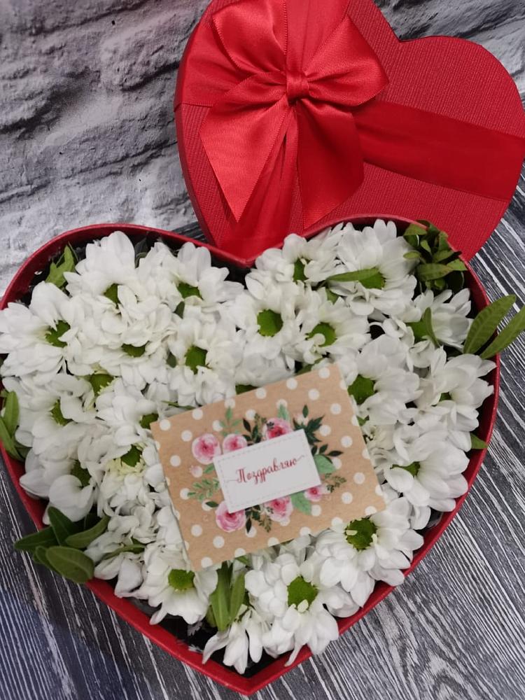 Цветочная композиция из Хризантемы в виде сердца в Новую