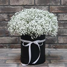 Цветочная композиция из Гипсофила в шляпной коробке в Новую