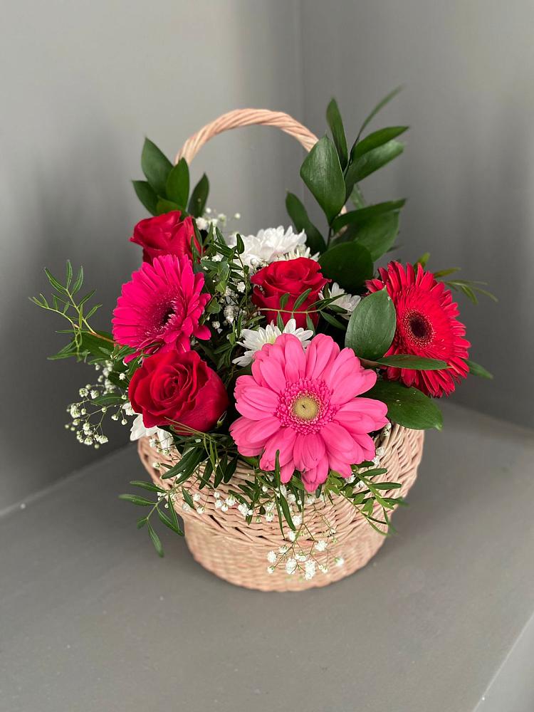 Цветочная композиция из Розы, Хризантемы и Герберы в корзине в Новую