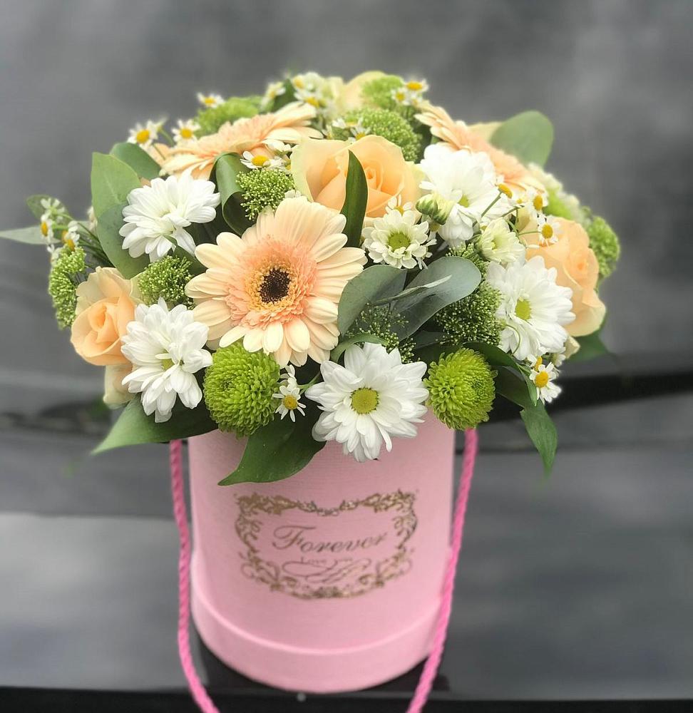 Цветочная композиция из Розы, Герберы и Хризантемы в шляпной коробке в Новую