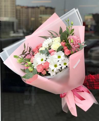 Букет цветов из: Розы, Лизиантусы и Хризантемы в Новую