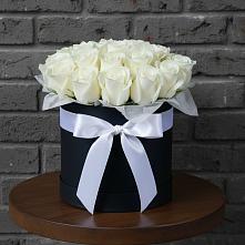 Цветочная композиция из Розы в шляпной коробке в Новую