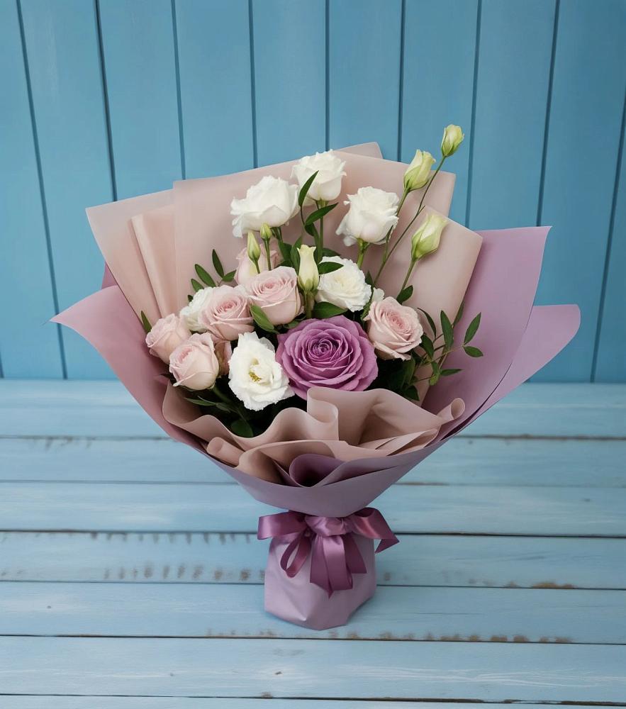 Букет цветов из: Розы и Лизиантусы в Новую